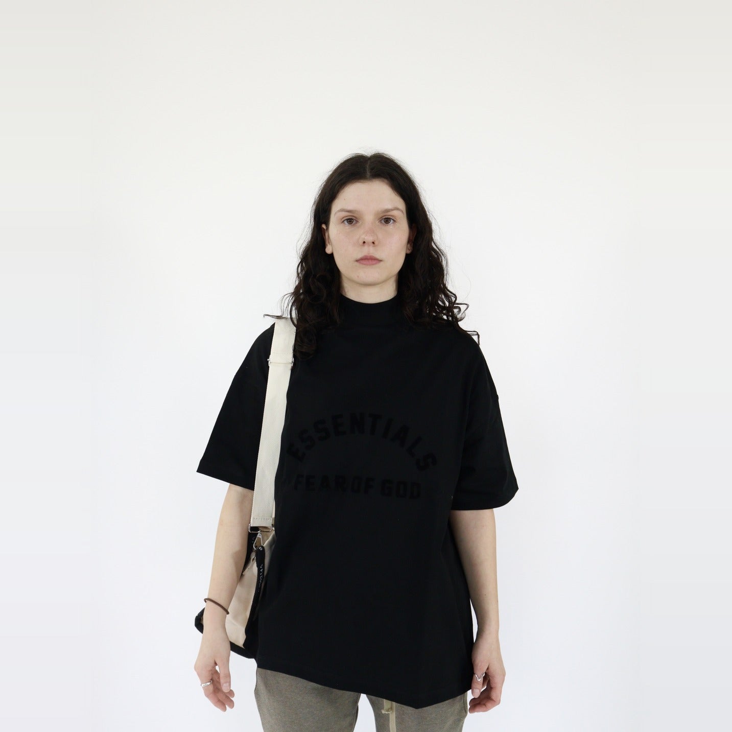 Fear of God Essentials S23 Arch Logo T-Shirt Black - PIKASTORE-Clothing-Fear of God-pikastore.cz