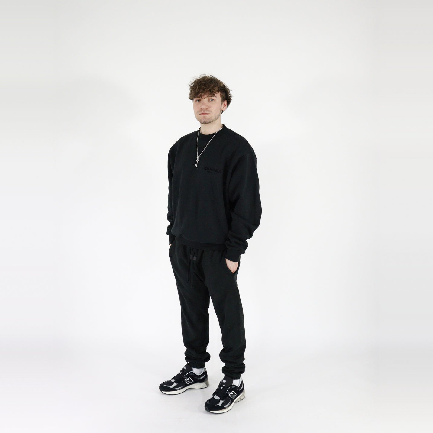 pikastore.cz - Fear of God Essentials Crewneck S22 Black Limo + S22 Sweatpants Black SET-Bundle-pikastore.cz-pikastore.cz