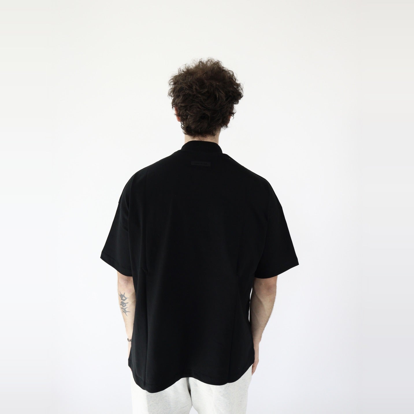 Fear of God Essentials S23 Arch Logo T-Shirt Black - PIKASTORE-Clothing-Fear of God-pikastore.cz