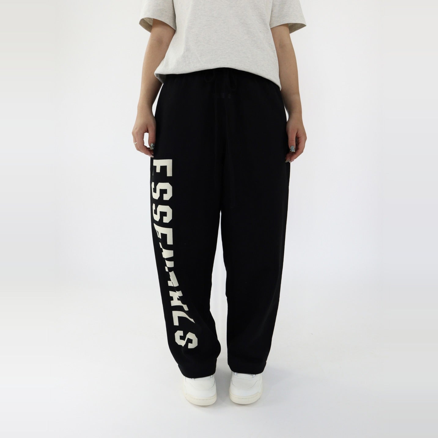 Fear of God Essentials S24 Relaxed Sweatpants Black-Clothing-Fear of God-pikastore.cz