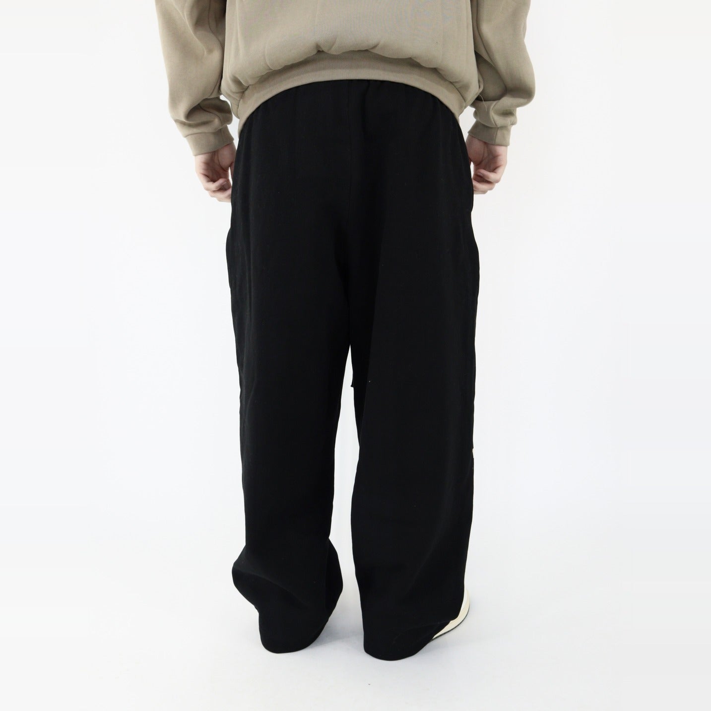 Fear of God Essentials S24 Relaxed Sweatpants Black-Clothing-Fear of God-pikastore.cz