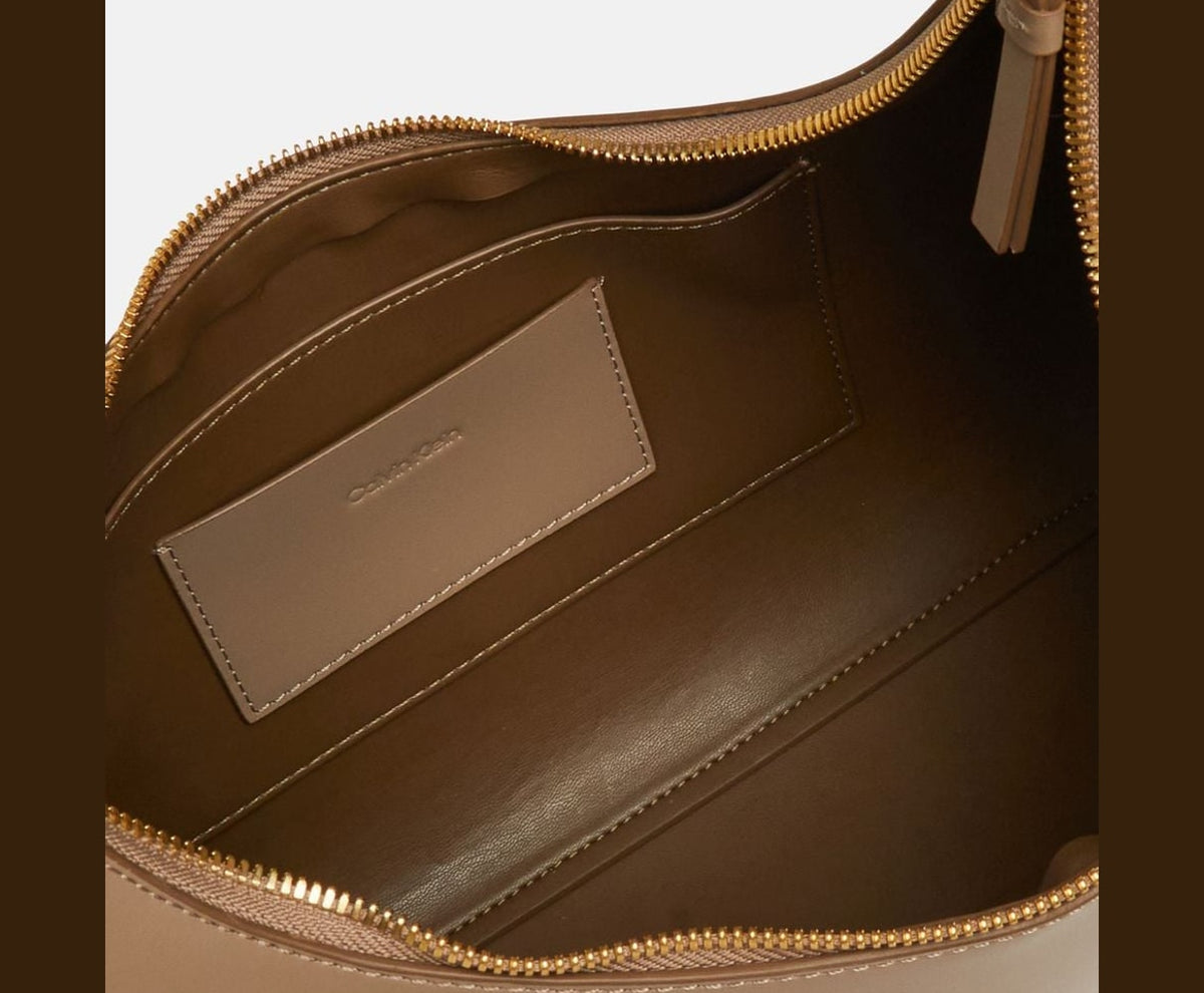 Calvin Klein Leather shoulder bag Emblem Taupe – bolso – foto 3 de 5